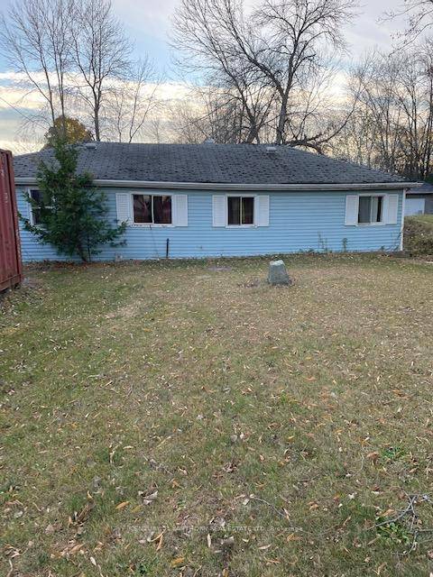 Ready to Renovate ! Unique opportunity to build your dream home in a prime location at the entrance of The County.