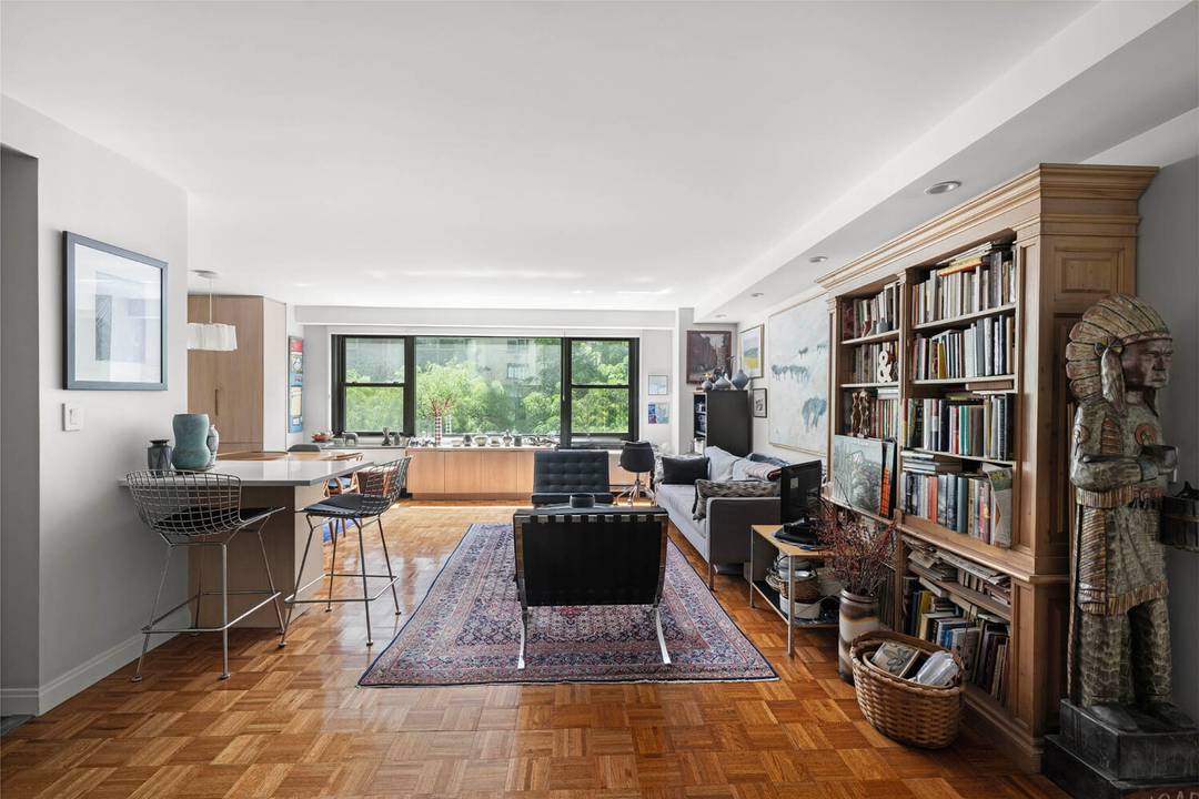 Move right into this bright, extra large one bedroom in a prime Upper East Side location.