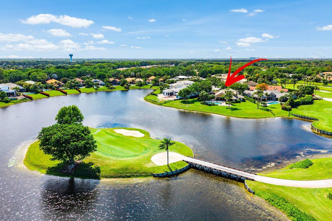 Come build your dream home on one of the most spectacular lots in Frenchman's Creek.