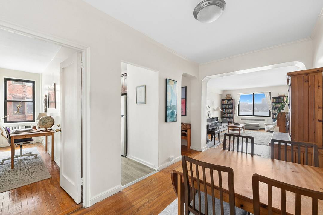 Welcome to your future oasis at 159 00 Riverside Drive West, Unit 3L.