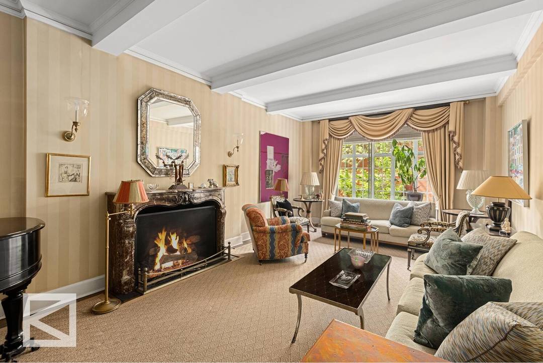 Experience the epitome of Upper East Side luxury living in this captivating duplex residence boasting 5 bedrooms and 5 bathrooms.