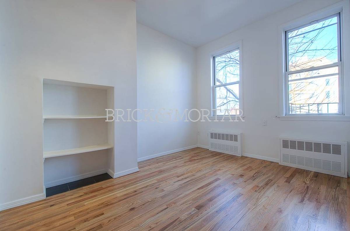 OUR THOUGHTS We really adore this apartment which sits in a petite building on a lovely tree lined street.
