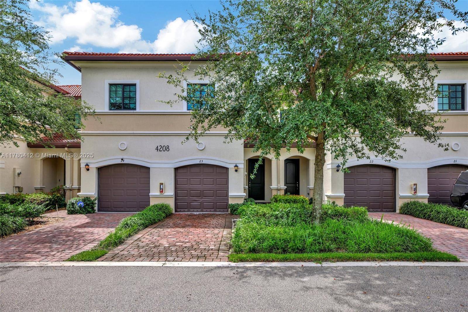 Stylish 3 bed, 2. 5 bath townhouse ideally located off Dixie Hwy between Oakland Park Blvd amp ; Commercial Blvd.