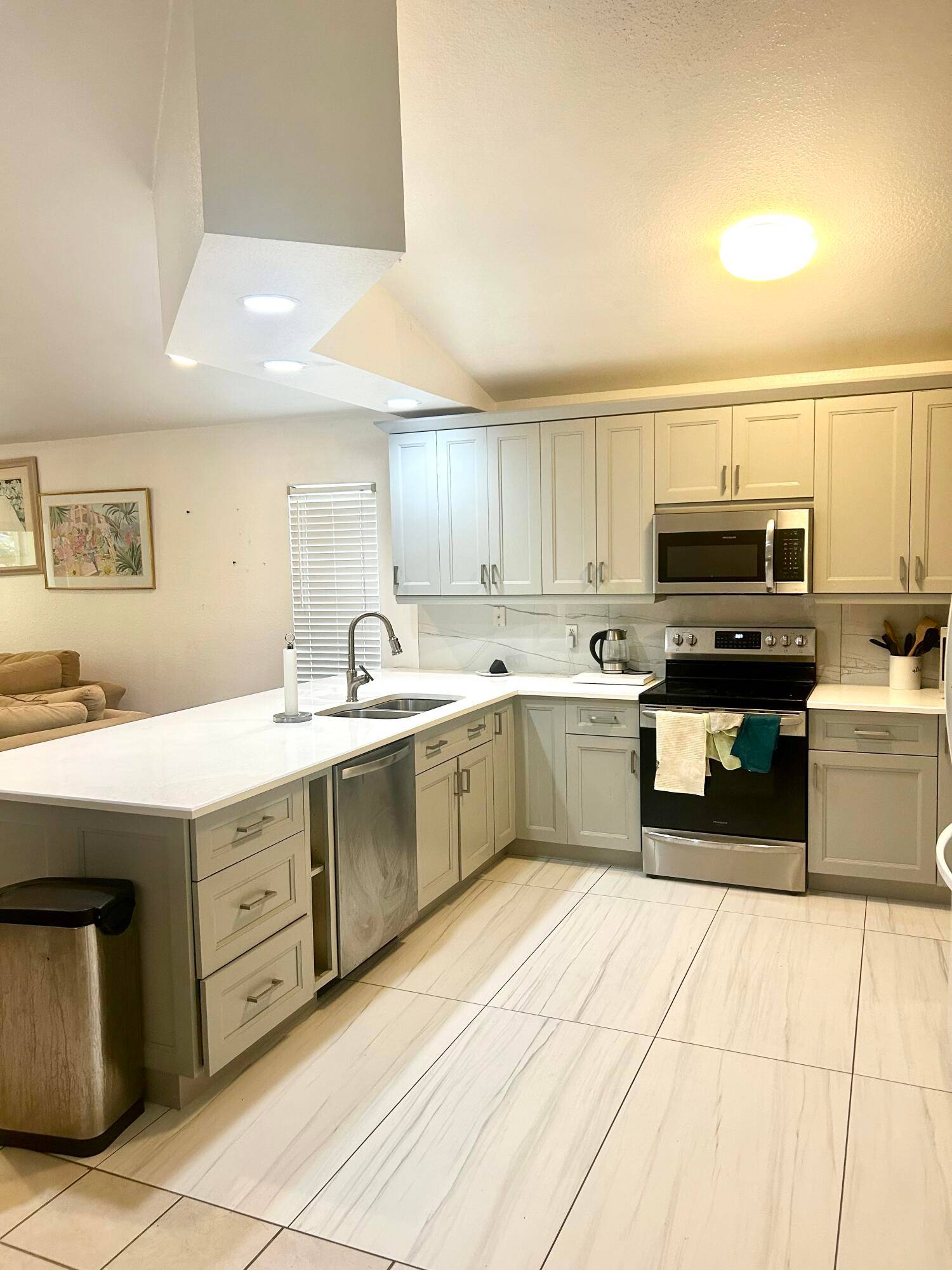 Beautiful 3 2 with separate room for a office or extra 4 bedroom space.