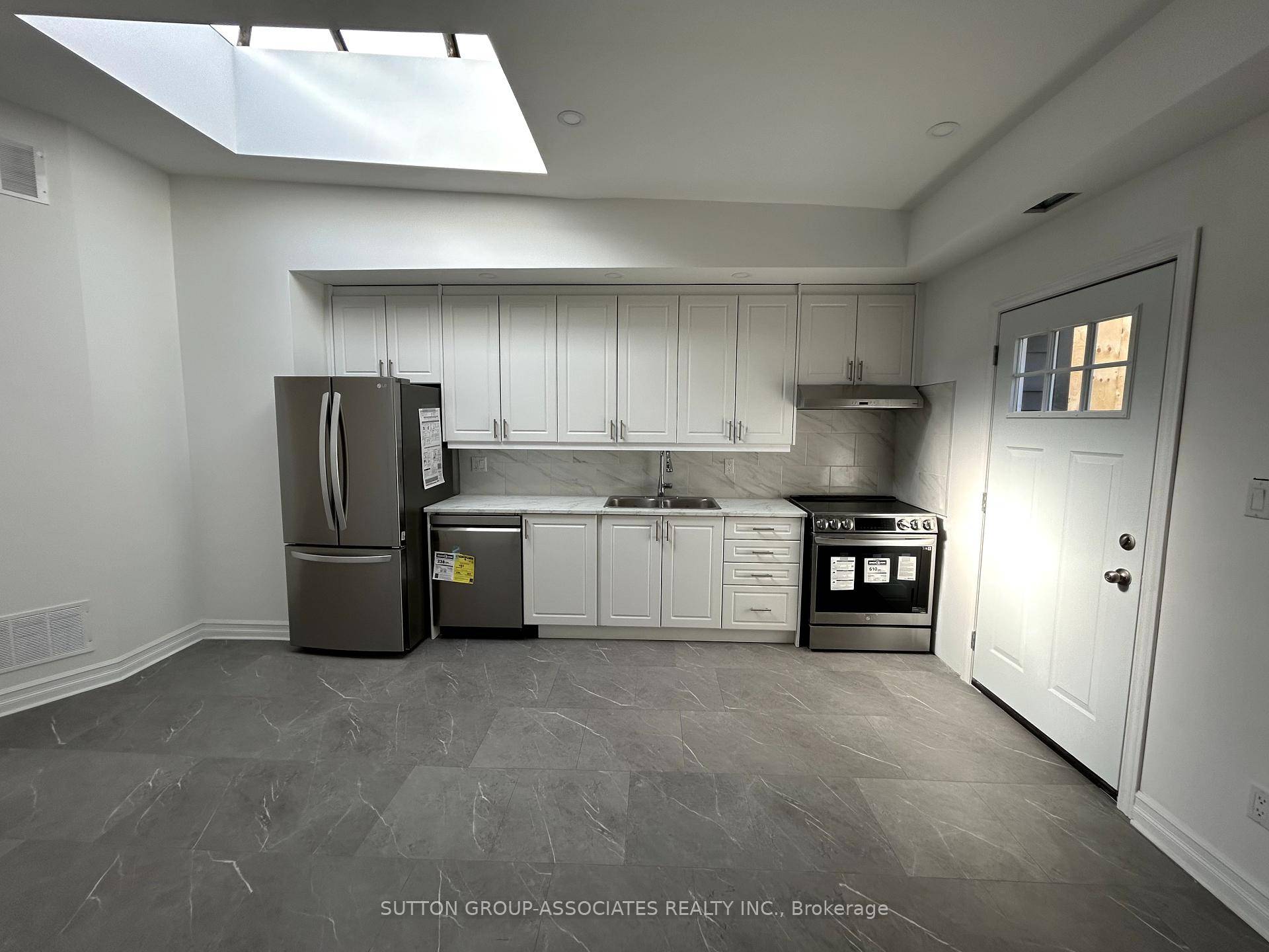 Welcome to your home, perched just 2 floors above the greatest strip on College, in the heart of Little Italy.