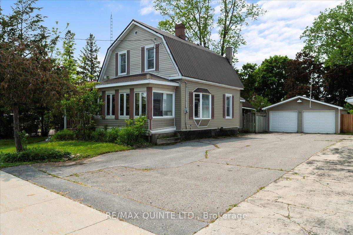 Large two storey home with 3 bedrooms and 2 bathrooms, located in a nice neighbourhood and close to downtown, school, hospital, parks and more.