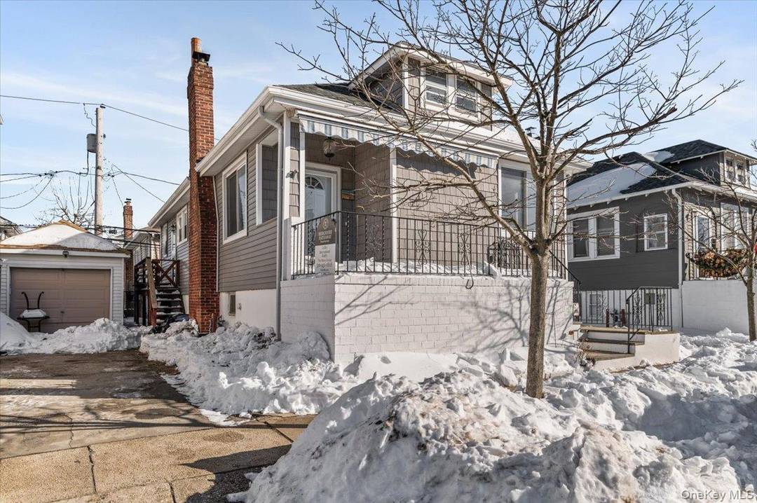 Charming Bungalow in the President Streets section of Long Beach !