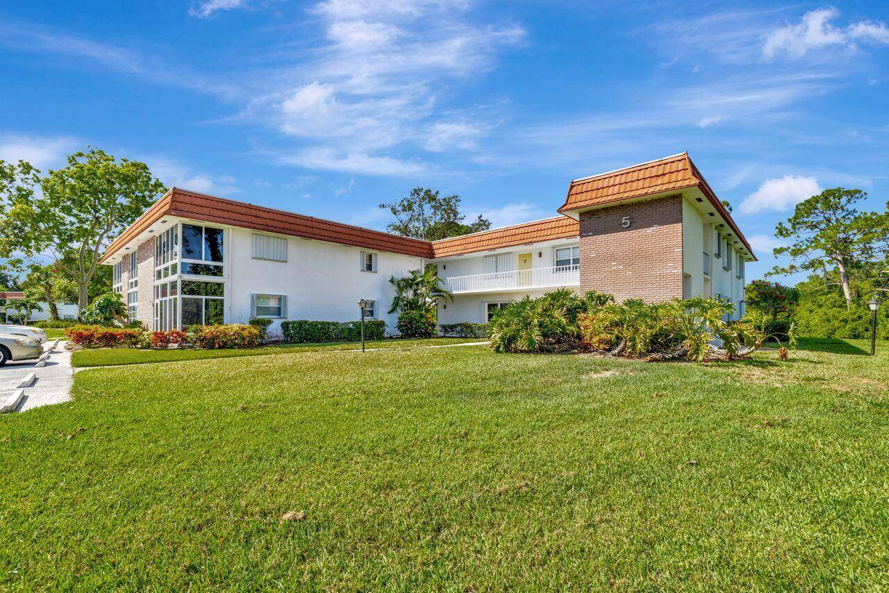 Beautiful first floor corner condo in Vista Del Lago, a 55 community in Stuart, FL.