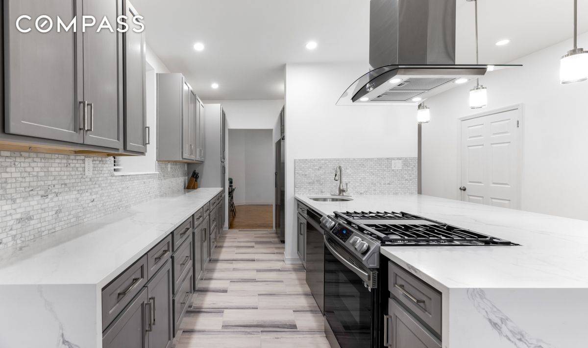 A totally renovated 3BD Duplex apartment 6 rooms, 1, 507 SF is now available at the Bradhurst at Strivers Row s landmarked pre war Condominium.