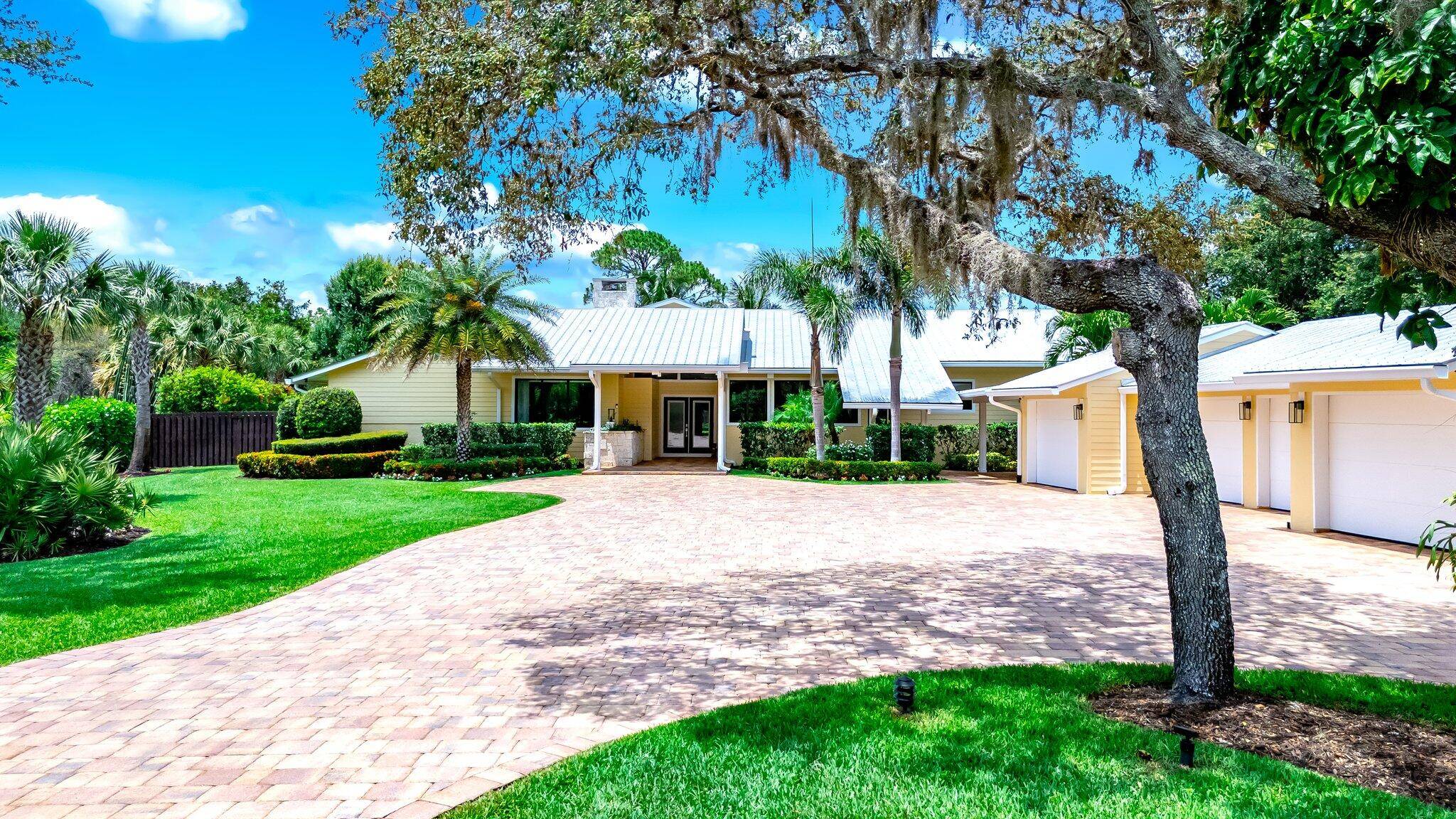 WOW ! WOW ! Exquisite Golf Course Estate 4 Beds4.