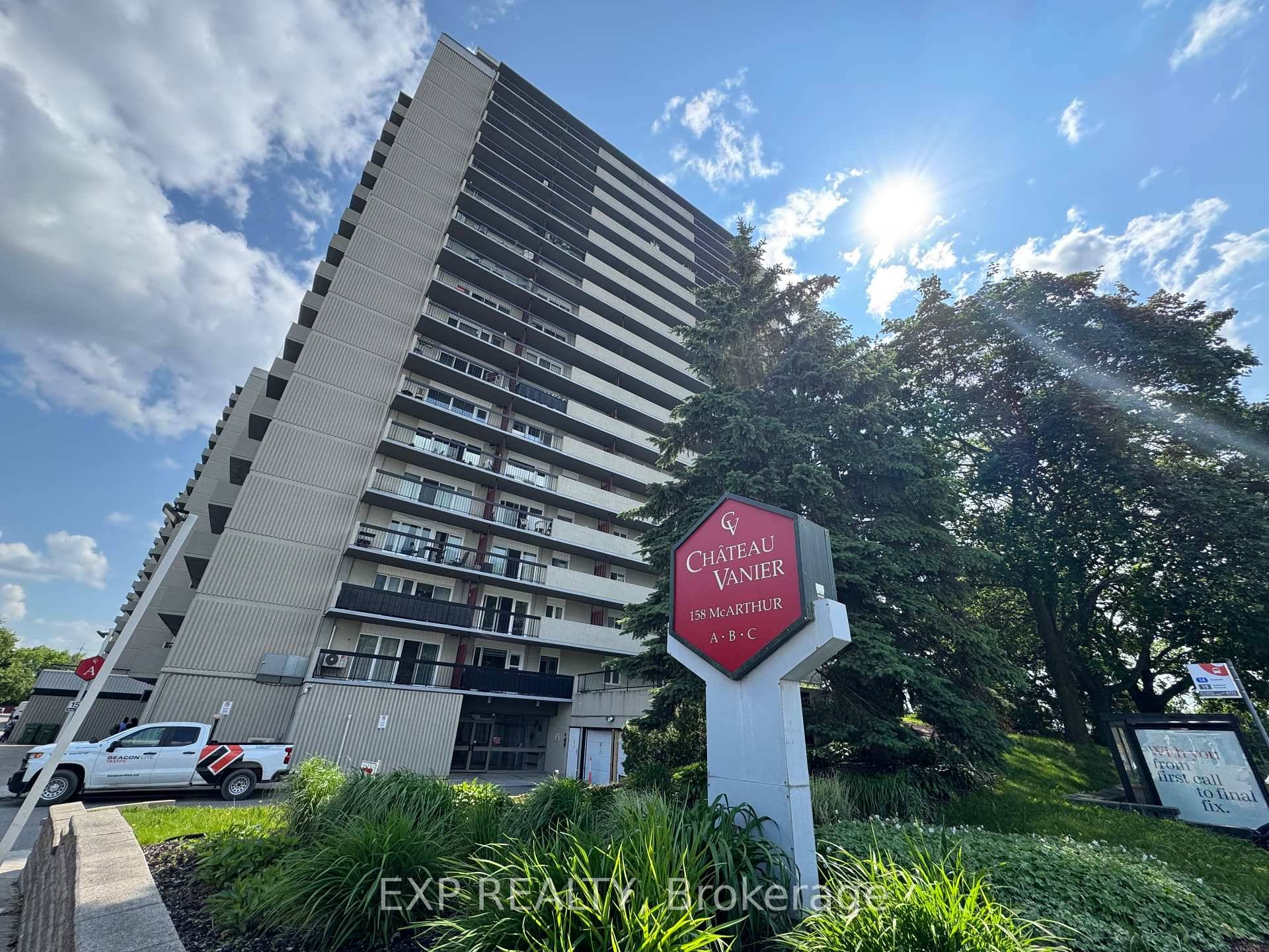 Must See Bright amp ; Spacious 2 Bedroom Condo !