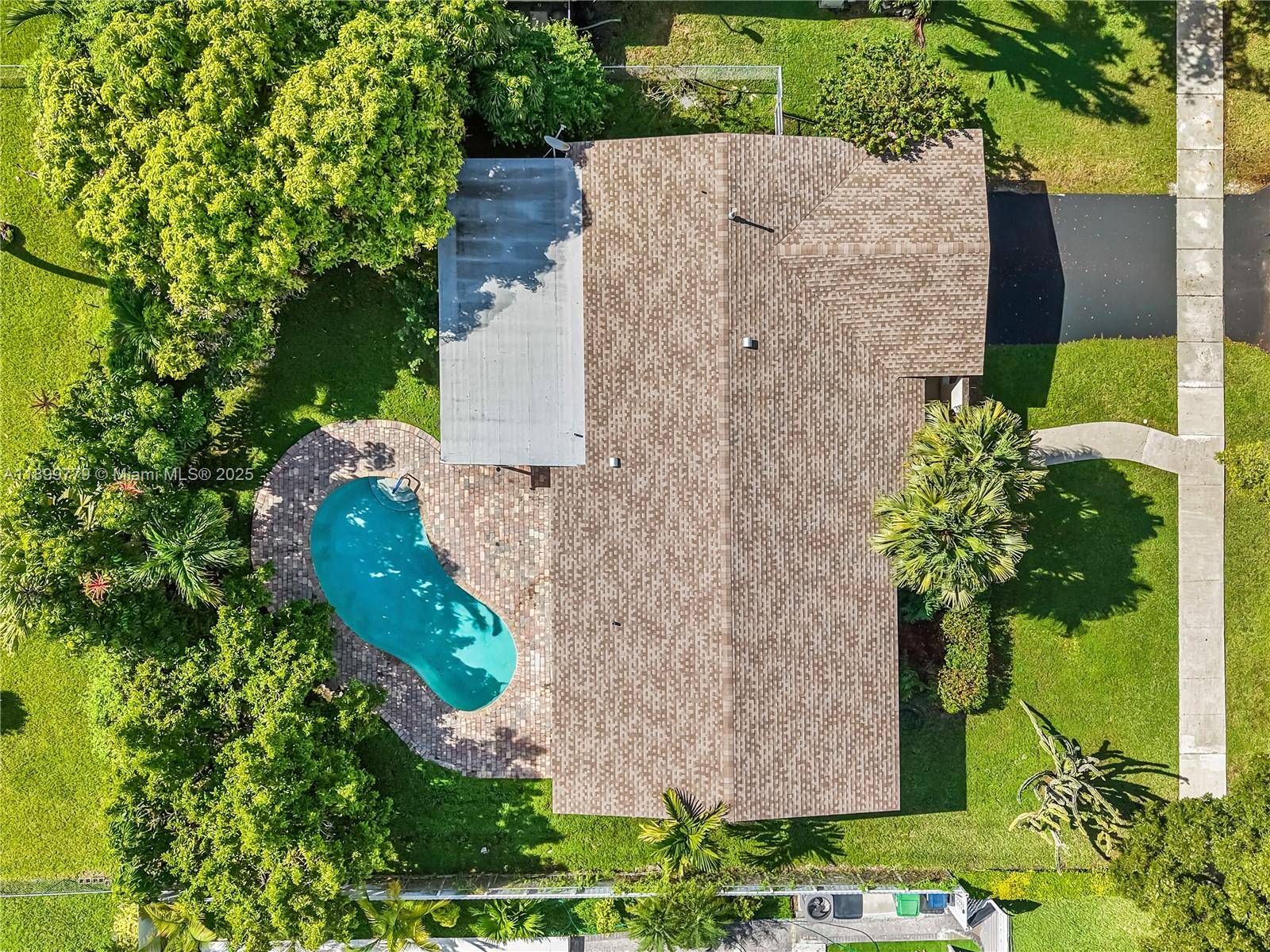 Kendale Lakes 4 bedroom Pool Home.