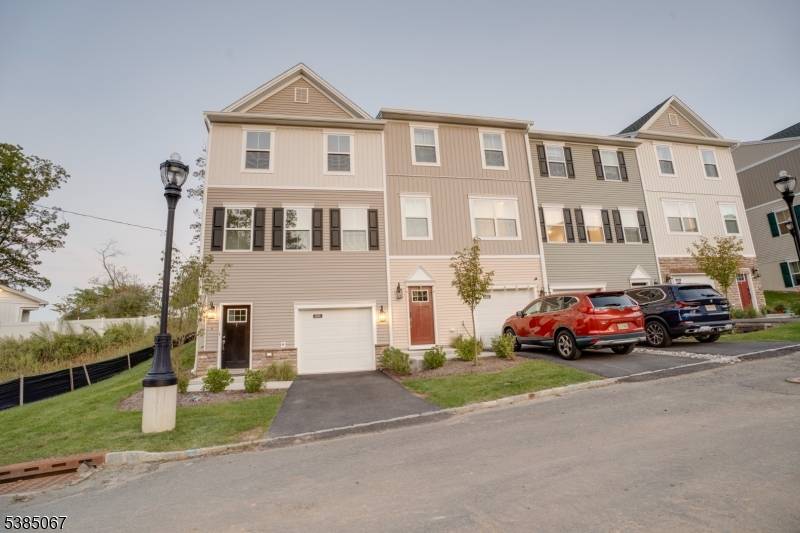 PRICE REDUCTION ! Don't miss this GEM in Morris Woods !