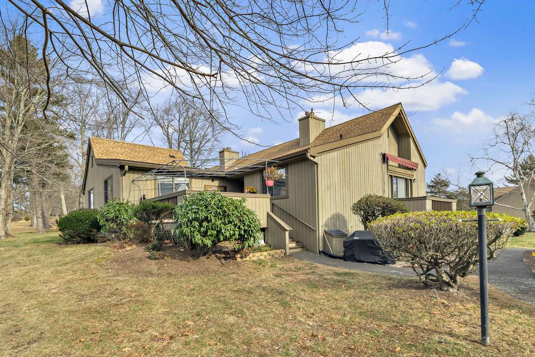 Welcome home to this FABULOUS move in ready Thoreau model in beautiful Oronoque Village.