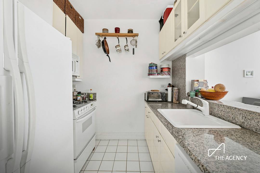 Move right into this spacious 1 bed 1.