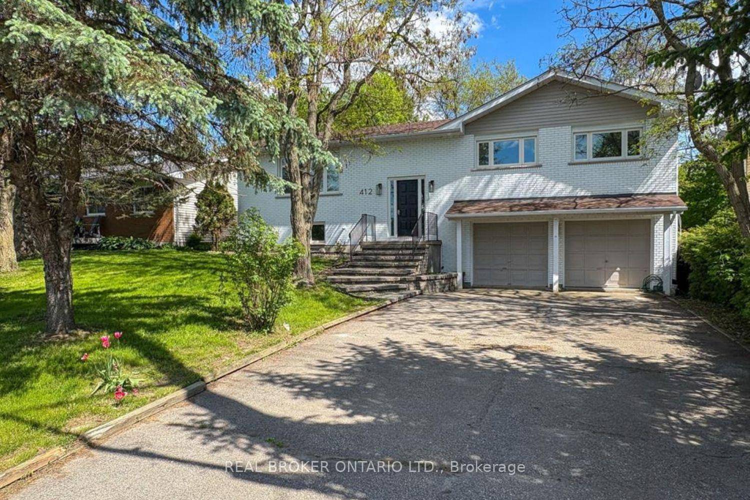 Welcome to this beautifully renovated high ranch in the heart of Merrickville offering far more space than you'd expect !