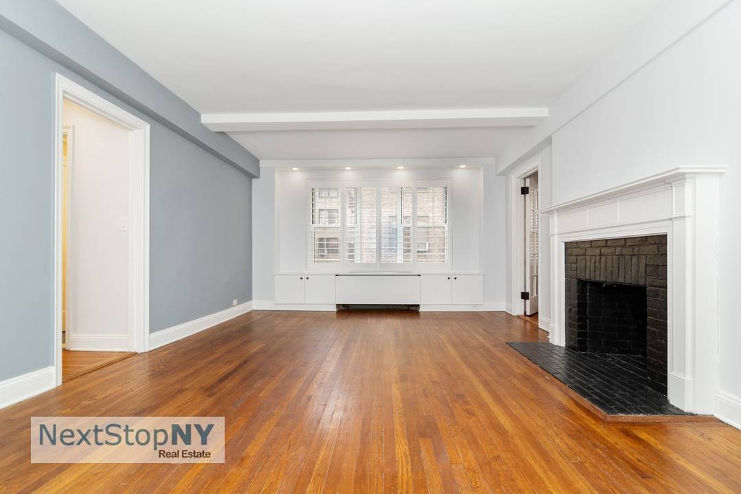 This oversized one bedroom home is perfectly situated in a serene pre war building on a quiet cul de sac in Midtown East.