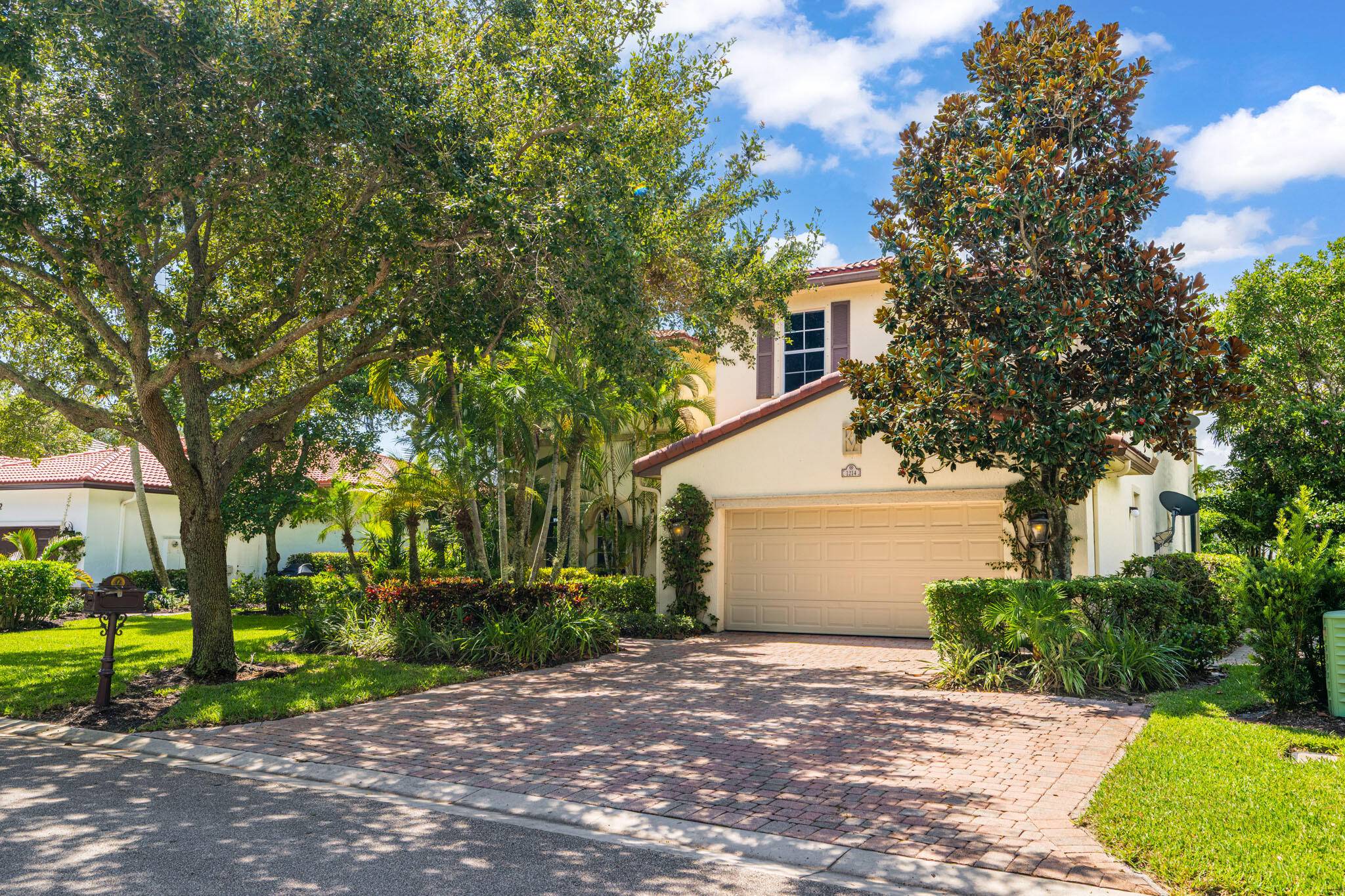 Stunning lakeview home on a premium lot in a highly sought after community, just 5 minutes from the beach, mall, and highway !