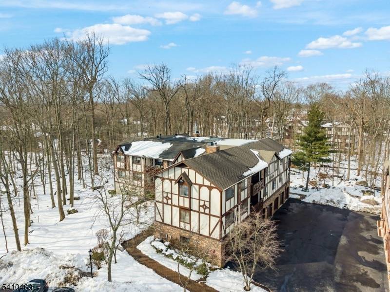 Beautifully maintained 2 bedroom, 2 bathroom condo with den in desirable Ridge Gardens !