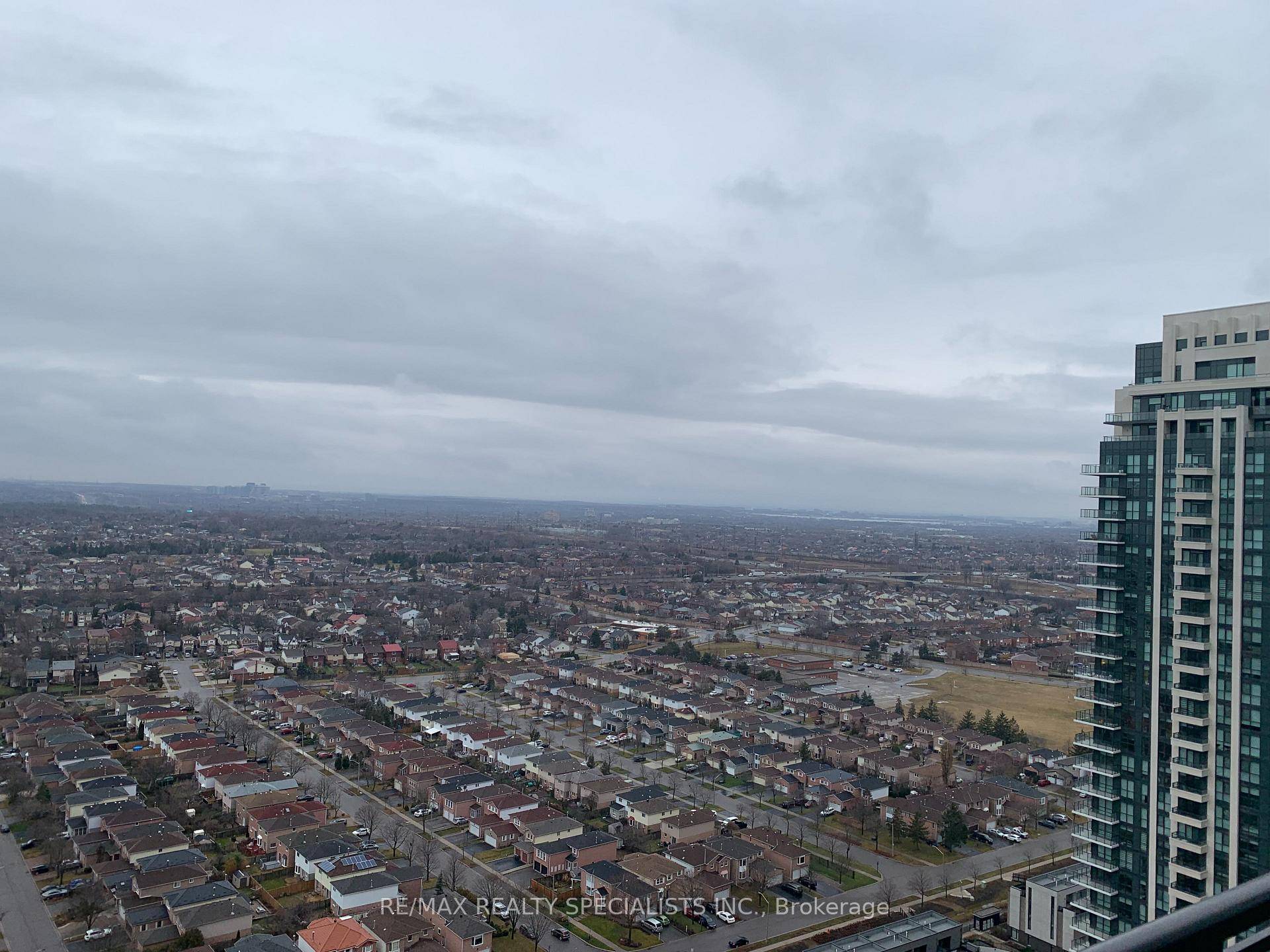 Bright, Spacious amp ; Spotless Unit in Prestigious PSV Tower where Luxury Meets Lifestyle In The Heart Of Mississauga's Vibrant Downtown Core !