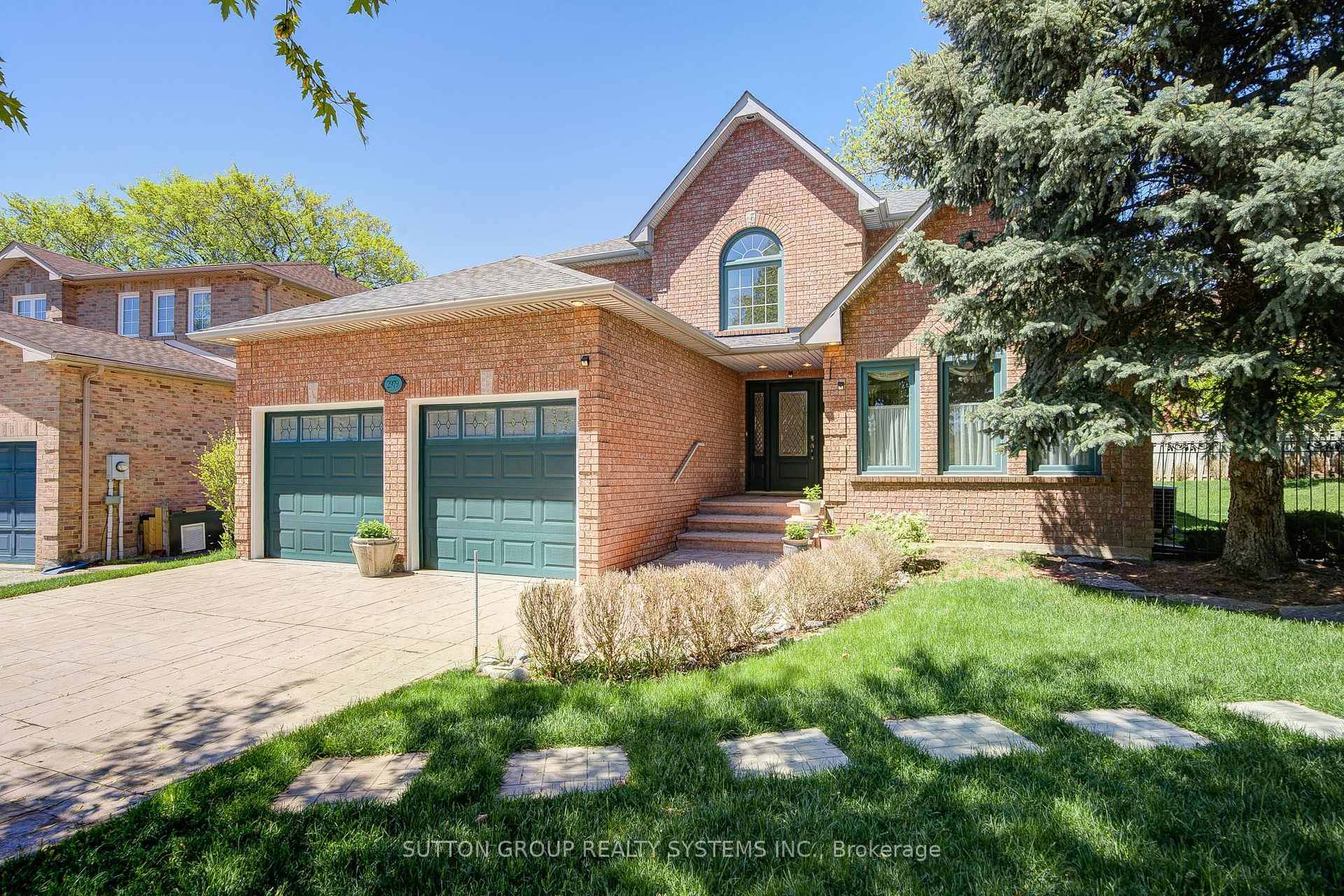 Nestled on a very quiet cul de sac in the sought after Clearview neighbourhood of Oakville, this rarely offered 4 2 bedroom family home features a large pool sized lot ...