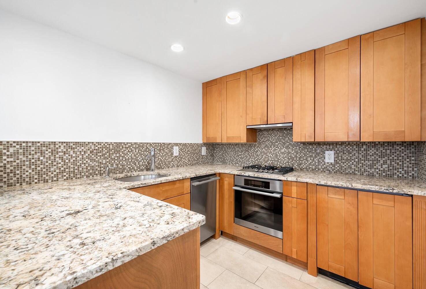 Welcome to this expansive alcove studio at The Kensington House and you immediately notice the sense of scale.