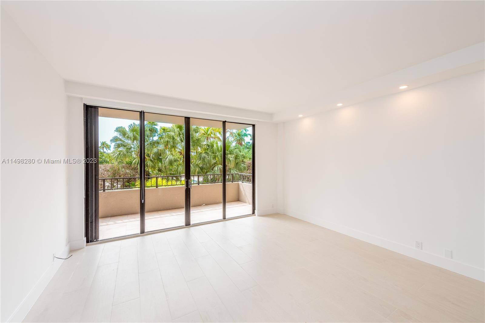 FULLY RENOVATED 2 bedrooms ENCLOSED DEN 2 bathrooms unit !
