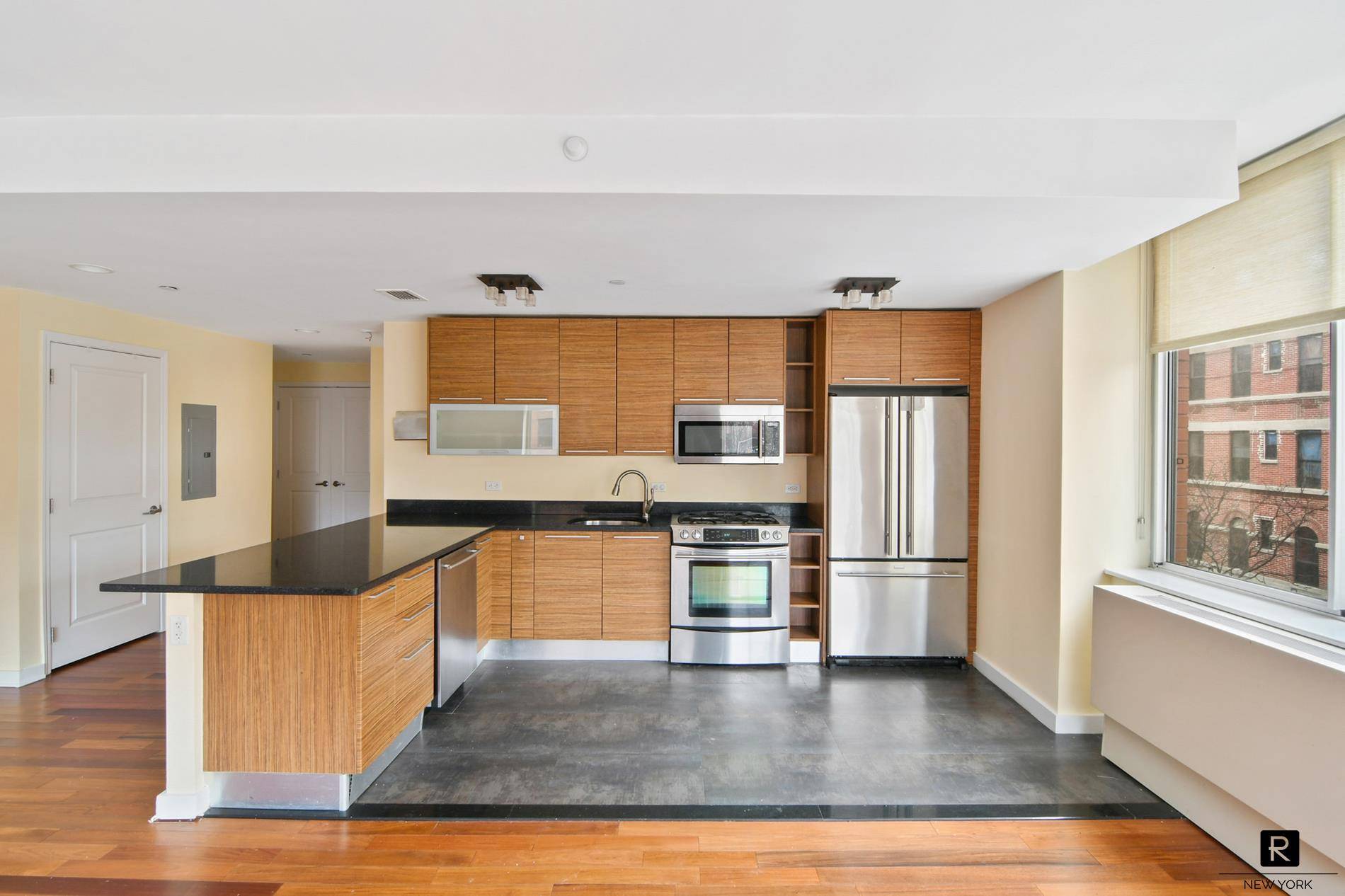 New to the Market, 3BR 2 Baths Apartment Condo Rental.