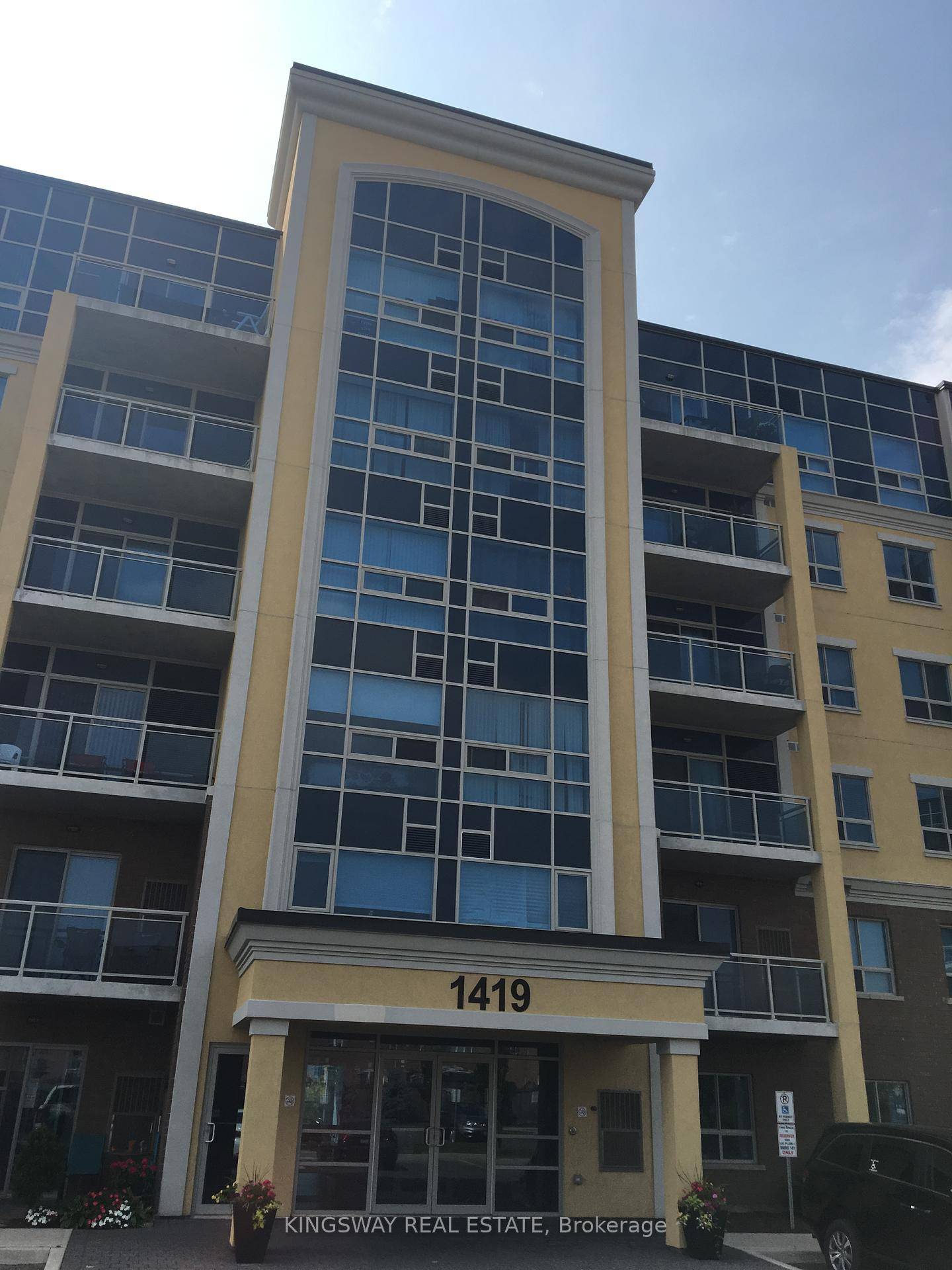 Must Be Seen Beautiful 1 Bedroom Penthouse Unit With Soaring Ceilings Available In One Of Miltons Most Prestigious Buildings.