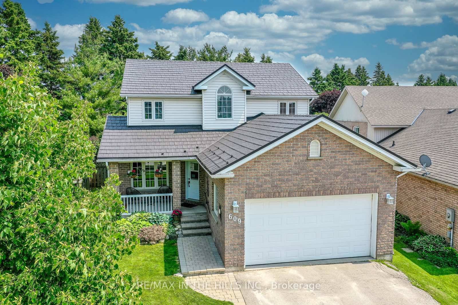 Welcome to 609 Simon Street, a fabulous 3 1 bedroom home in a peaceful family neighbourhood.