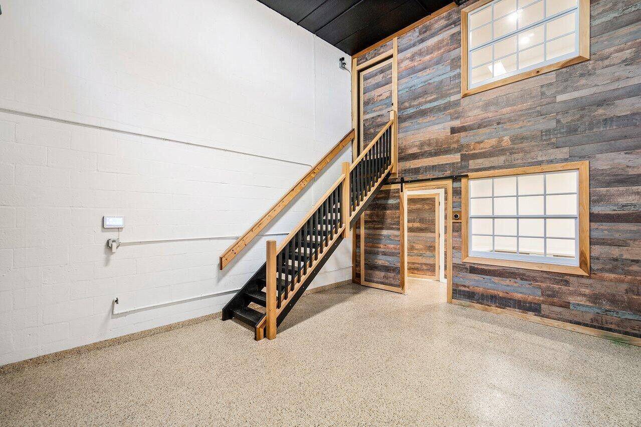 WHAREHOUSE WITH 2 OFFICES FOR SALE RENT !