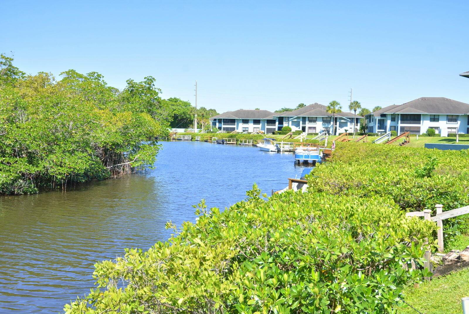 Move in ready townhouse located in the heart of Stuart.