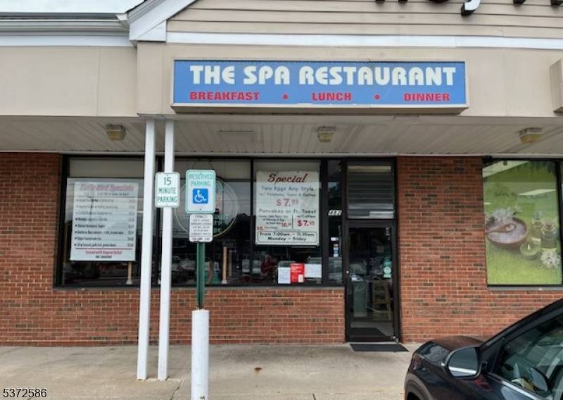 VERY BUSY ESTABLISHED RESTAURANT IN LAKE HIAWATHA WITH A LOYAL FOLLOWING.