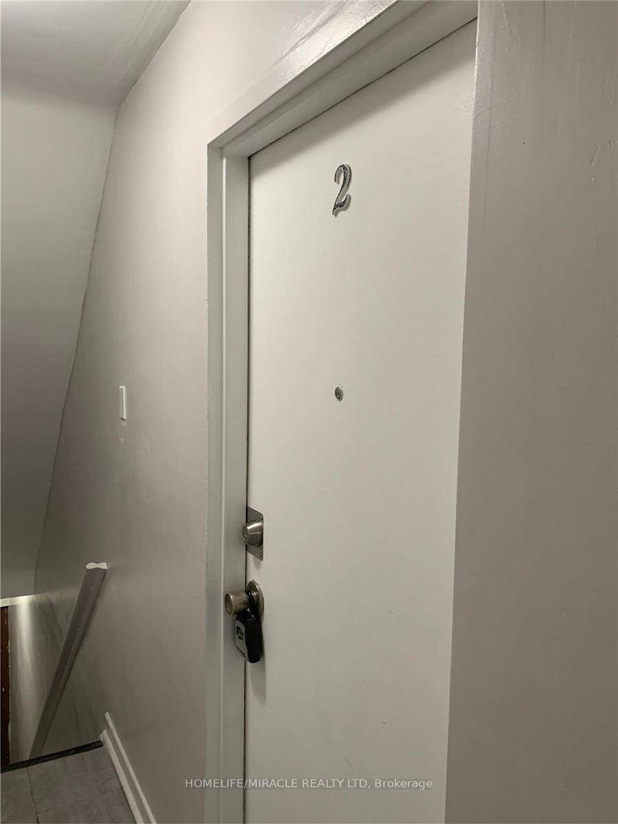 Come And Enjoy This Recently Renovated Apartment In A Great Clarkson Location Close To All Amenities And Transportation The Apartment Is Freshly Painted With Neutral Colors Recently Done Laminate Floor ...