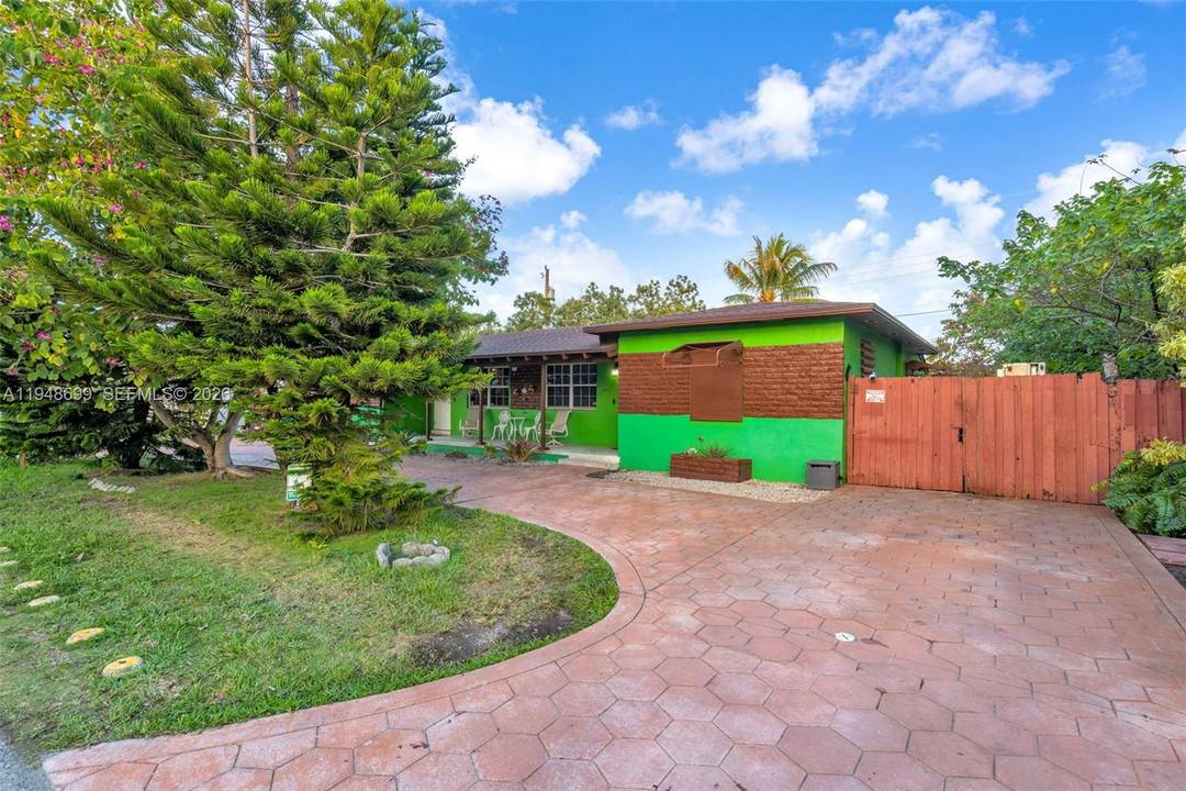 Charming Multi Family Opportunity in Miami s Coral Way Area Welcome to a versatile multi family property offering approximately 1, 680 sq ft of living space on a generous 8, ...