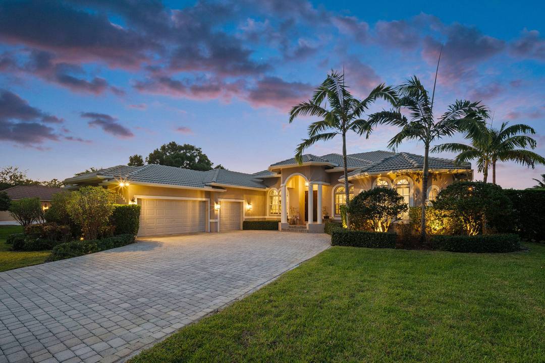 Nestled in the heart of the Prestigious CENTRAL PLANTATION ACRES is this stunning 4 bedroom, 4 bathroom, 1 story, DEEP ACRE home.