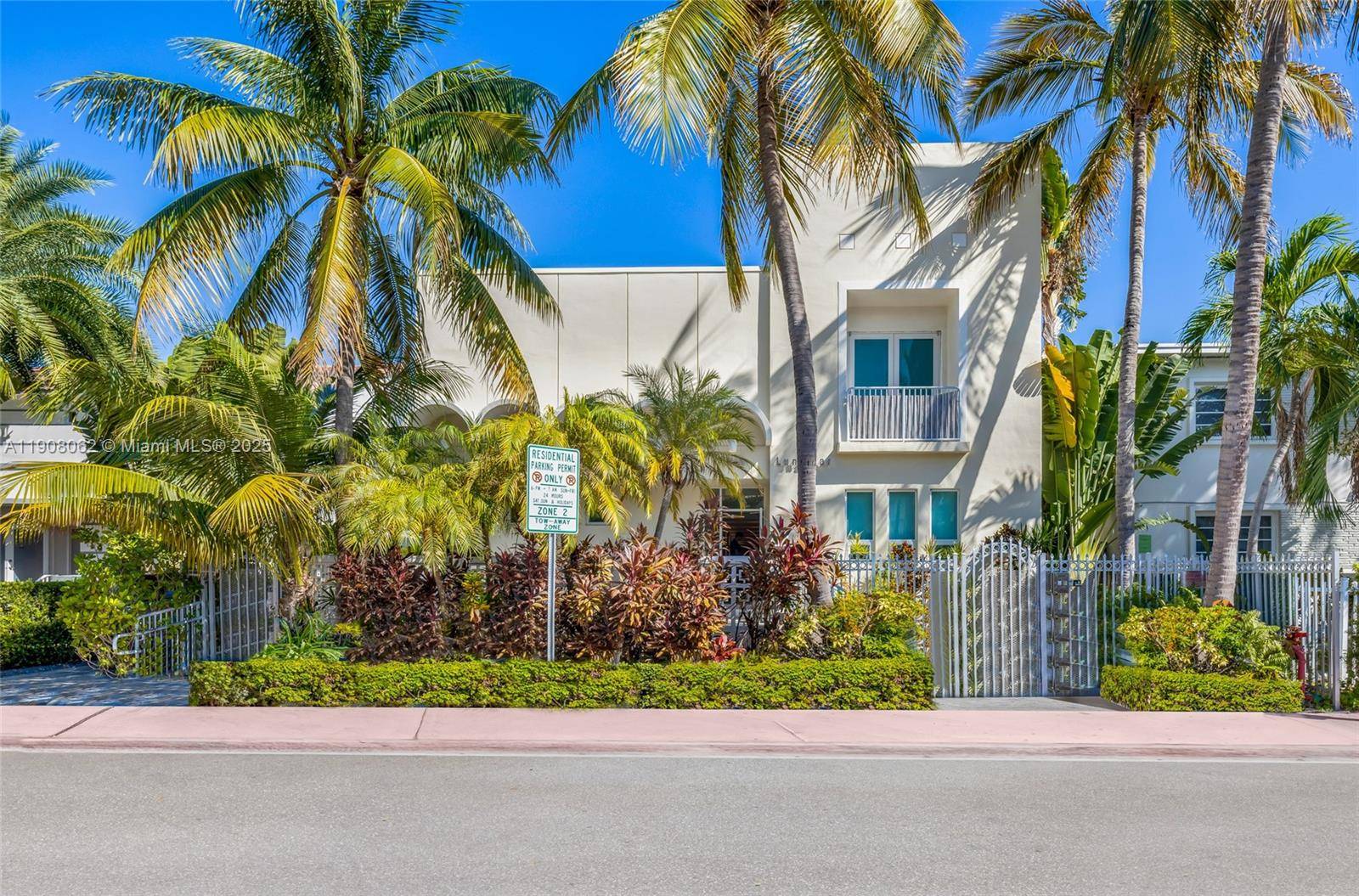 In the heart of Miami Beach s iconic Art Deco district, this beautifully renovated 2 bedroom, 2.