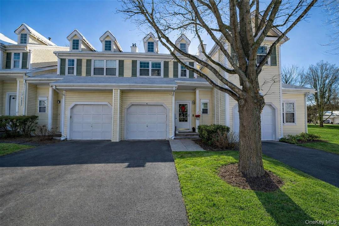 Welcome to 4 Chelsea Drive, Smithtown !