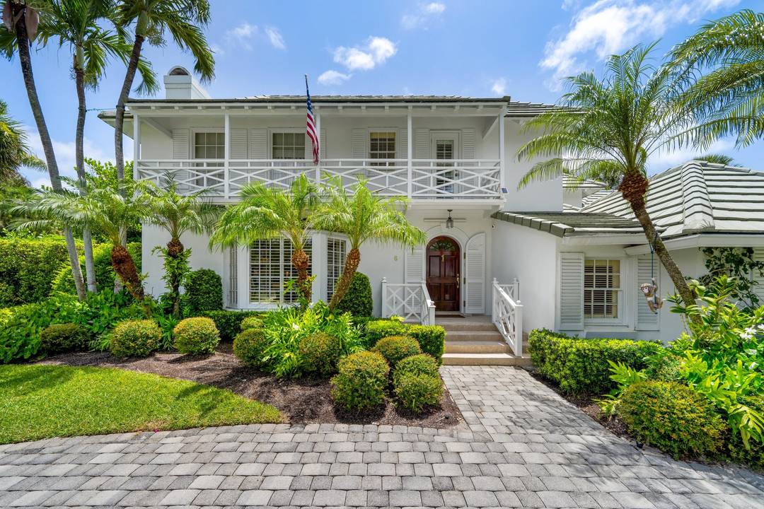 Beautiful Monterey Colonial home on the Lake Block of Via Vizcaya.