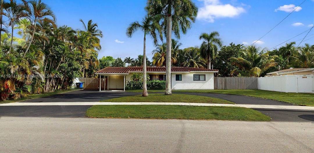 Charming and beautiful starter home in Riverland neighborhood, Fort Lauderdale.