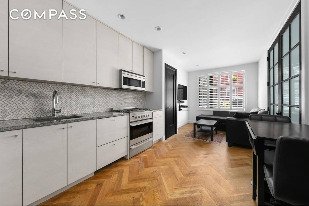 Ideal to live in or for investment This modern CONDOMINIUM unit is setup as 2 Bedroom, 1.