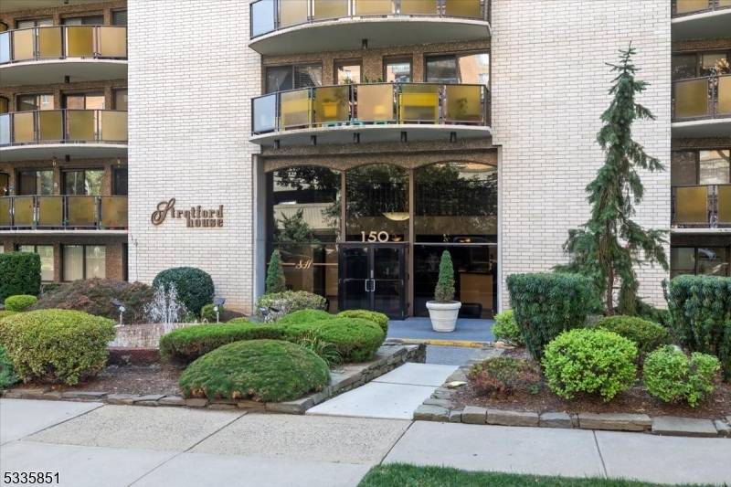 WELCOME HOME ? to your stylish 2 bed, 2 bath condo with captivating NYC skyline views in the highly desirable Stratford House in Hackensack.