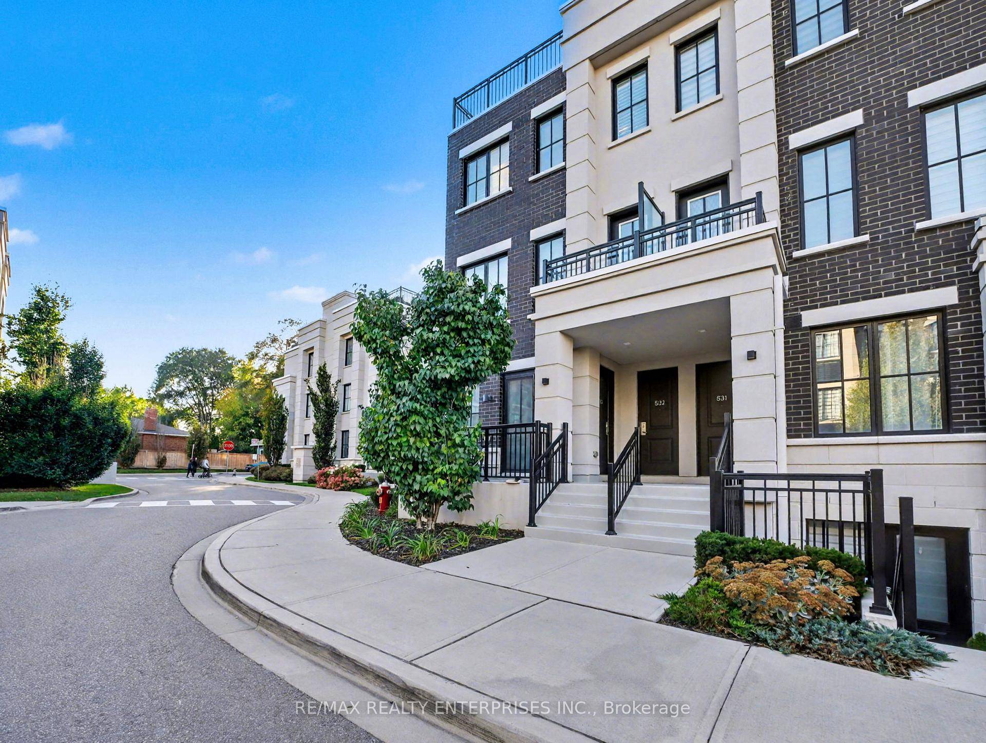 Rare Corner End Unit In Mineola !