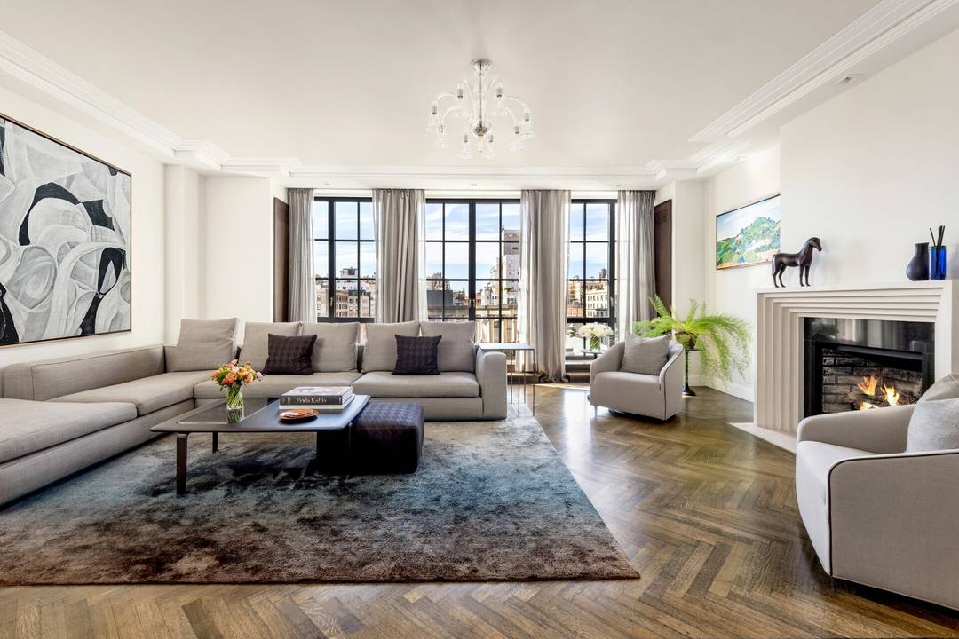 Elegant and contemporary, with stunning western Park Avenue views, this bright and spacious three bedroom duplex spans approximately 2, 500 sq.