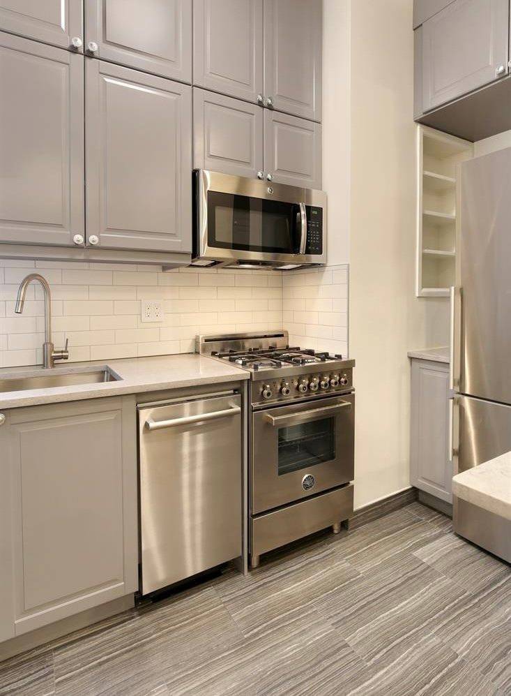 Great new 1 bedroom condo in excellent condition for rent a block from Central Park.