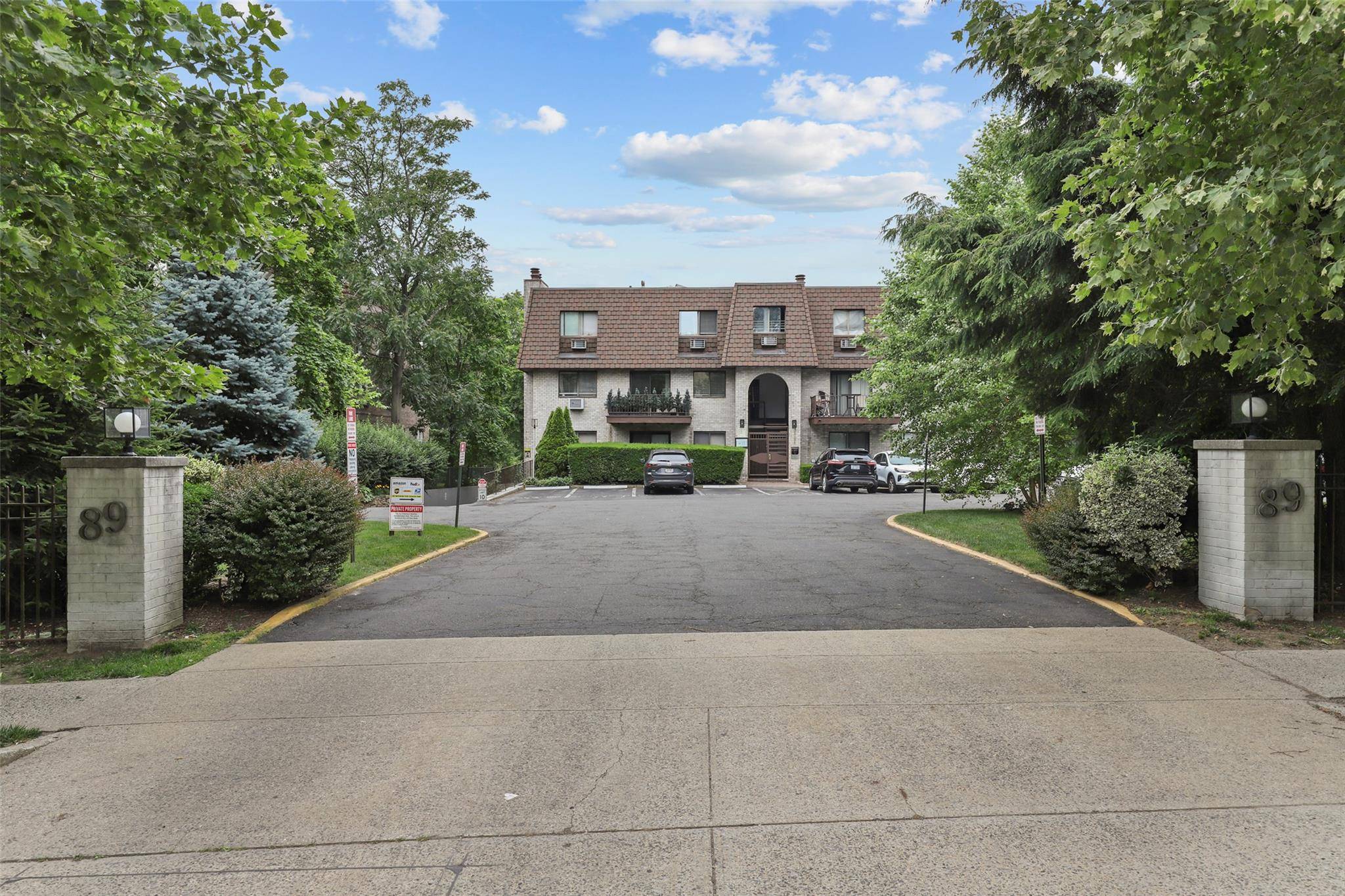 Welcome to White Plains Commons, a highly sought after condominium community offering the perfect blend of comfort, convenience, and location in the heart of White Plains.