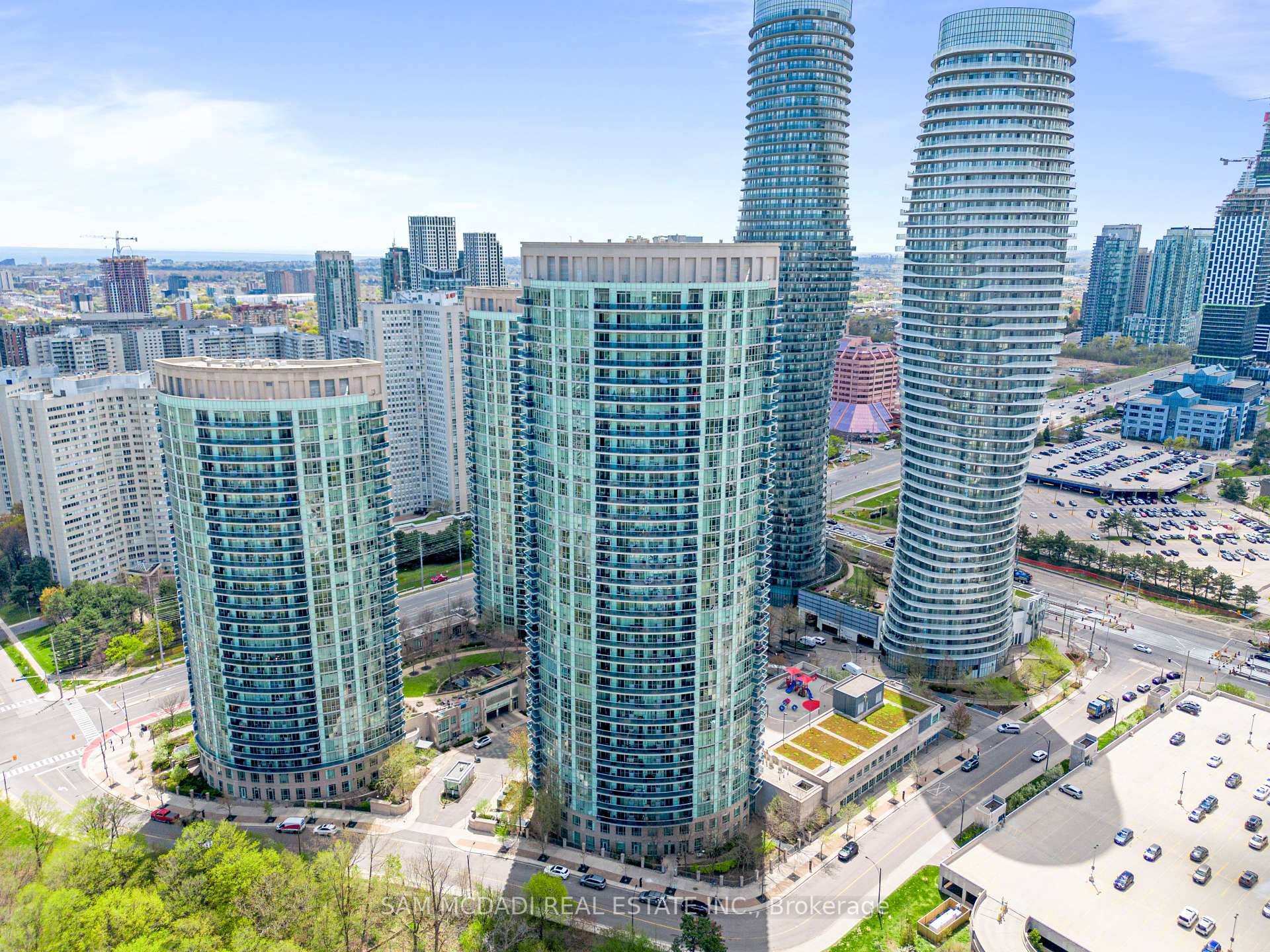 Beautiful 2 Bedroom, 2 Bathroom Condo for Rent in the Heart of Mississauga !