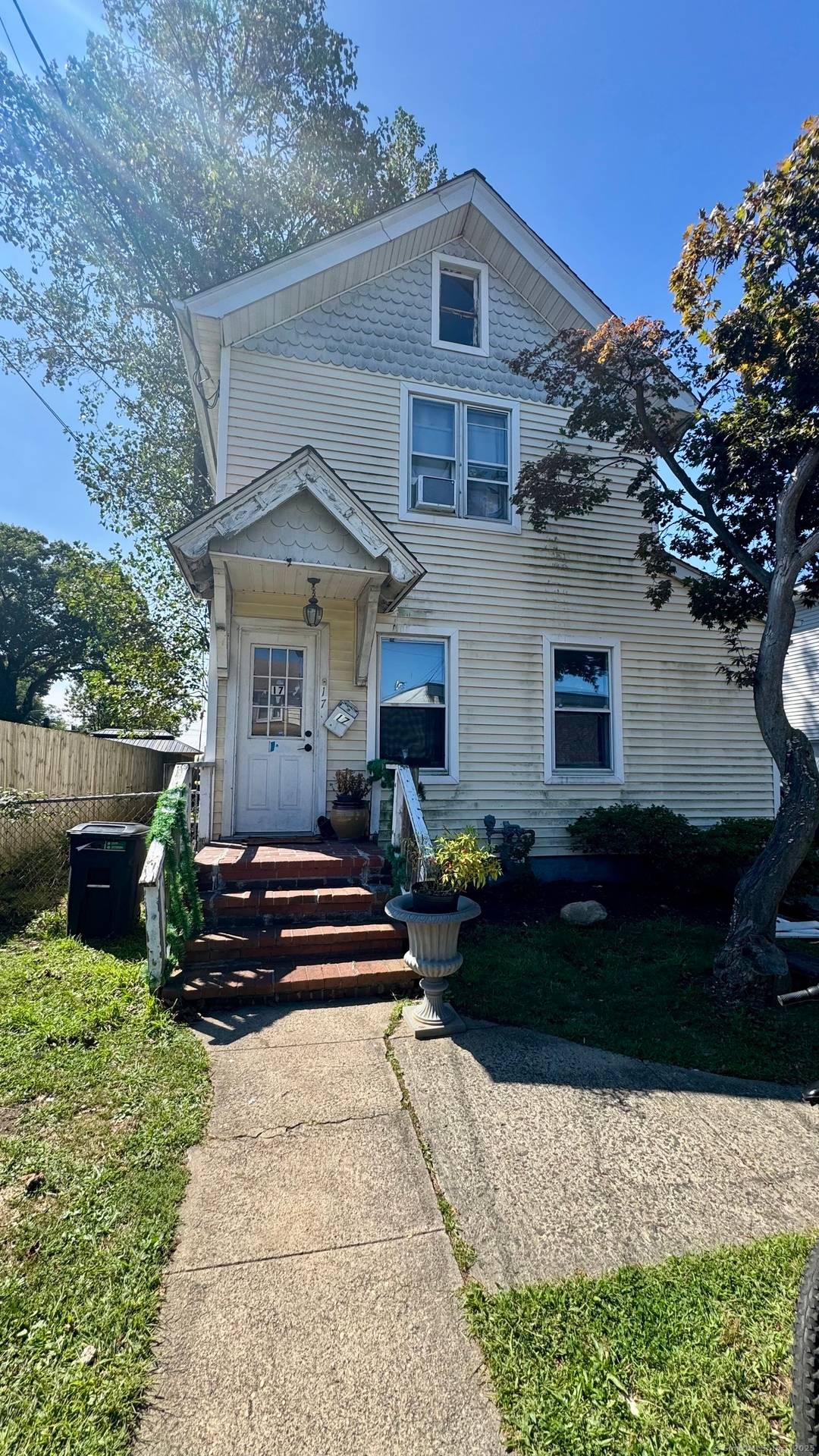 3 bedroom, 2 full bath Colonial tucked away on a quiet dead end street in the heart of East Norwalk.