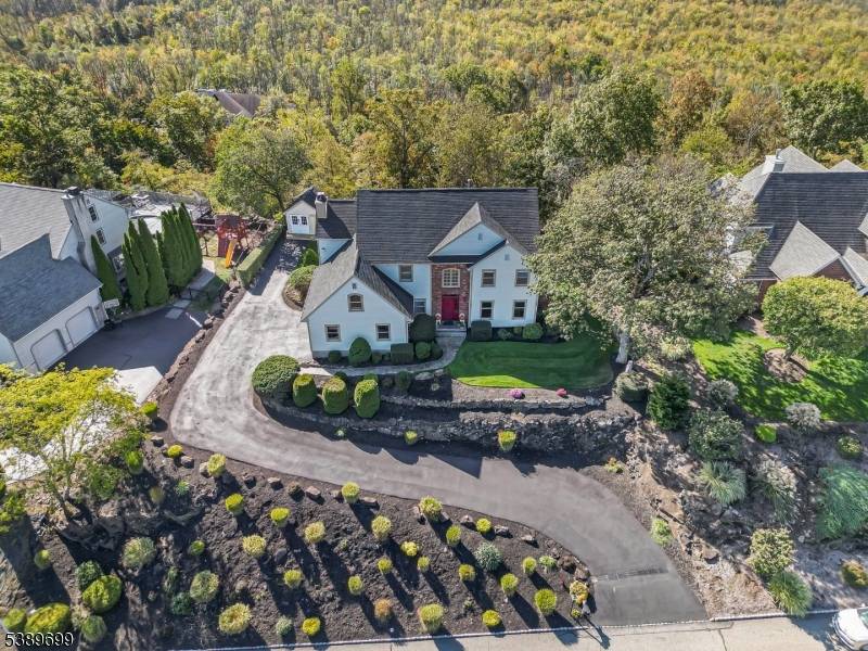 Welcome to this beautiful traditional Colonial perfectly situated on one of Lincoln Park's most sought after streets.
