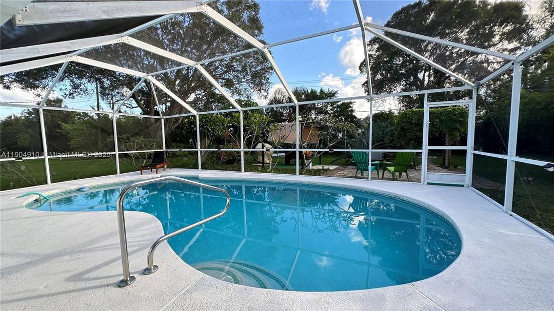 Discover Florida living in this charming 3bed, 1.